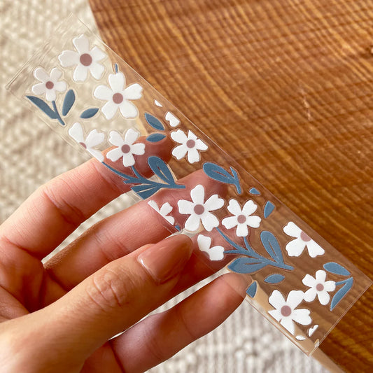 WHITE DAISY FIELD BOOKMARK